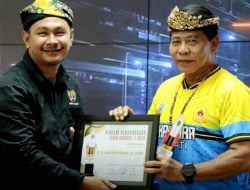 Zainal Paliwang Terima Penghargaan ‘Good Governance’ Dalam Acara Anugerah Olahraga SIWO PWI Awards II Kaltara 2025