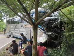 Truk Tangki ‘Adu Banteng’ dengan Bus Tujuan Morowali di Sampoddo, Diduga Sopir Mengantuk