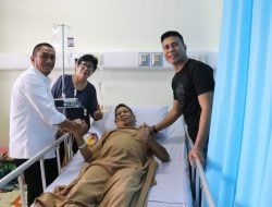 Wujud Kepedulian, Bupati Lutim Jenguk Warganya di RS Unhas