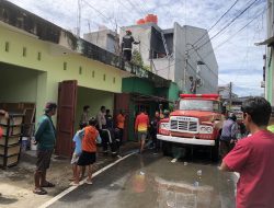 Rumah Dihuni Tiga Lansia Terbakar, 6 Unit Damkar Dikerahkan untuk Padamkan Api