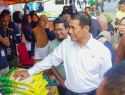 Tinjau Operasi Pangan Murah di Majene, Mentan Amran Harap Harga Beras Turun 1-2 Minggu ke Depan