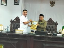 Bupati Luwu Utara Andi Rahim Serahkan KUA PPAS APBD Tahun 2026