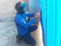 Damkar Polman Bantu Pasangan Guru Tunanetra Buka Gerbang Rumah pada Pagi Hari