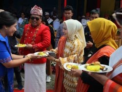 Wali Kota Palopo Terpilih Hj. Naili dan Trisal Tahir Hadiri HUT Ke-17 Torut, Dapat Potongan Tumpeng