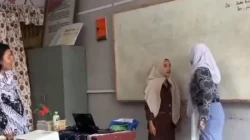 Viral! Siswi Bentak hingga Jambak Guru di Kelas, Begini Reaksi Netizen